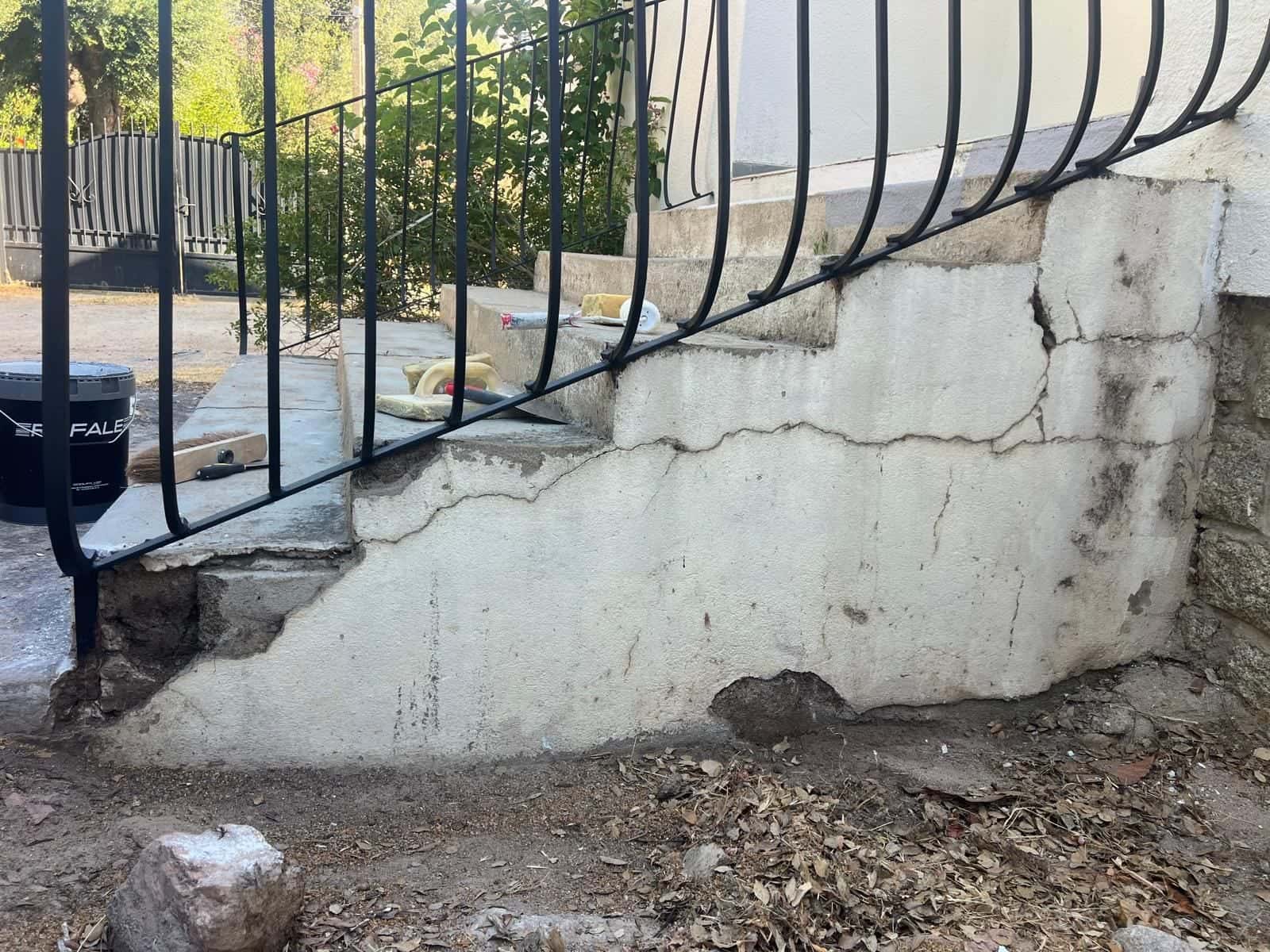 Escalier fissuré et dégradé avant travaux
