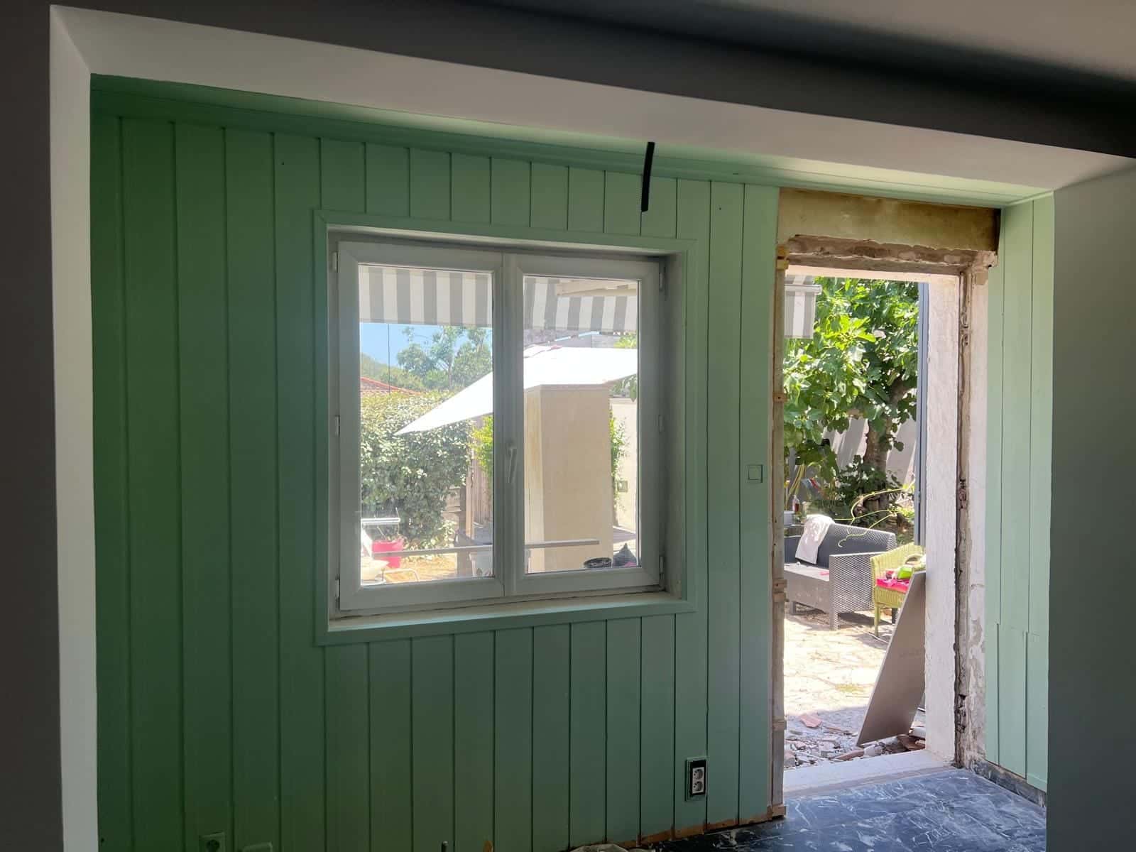 Le même lambris peint en vert