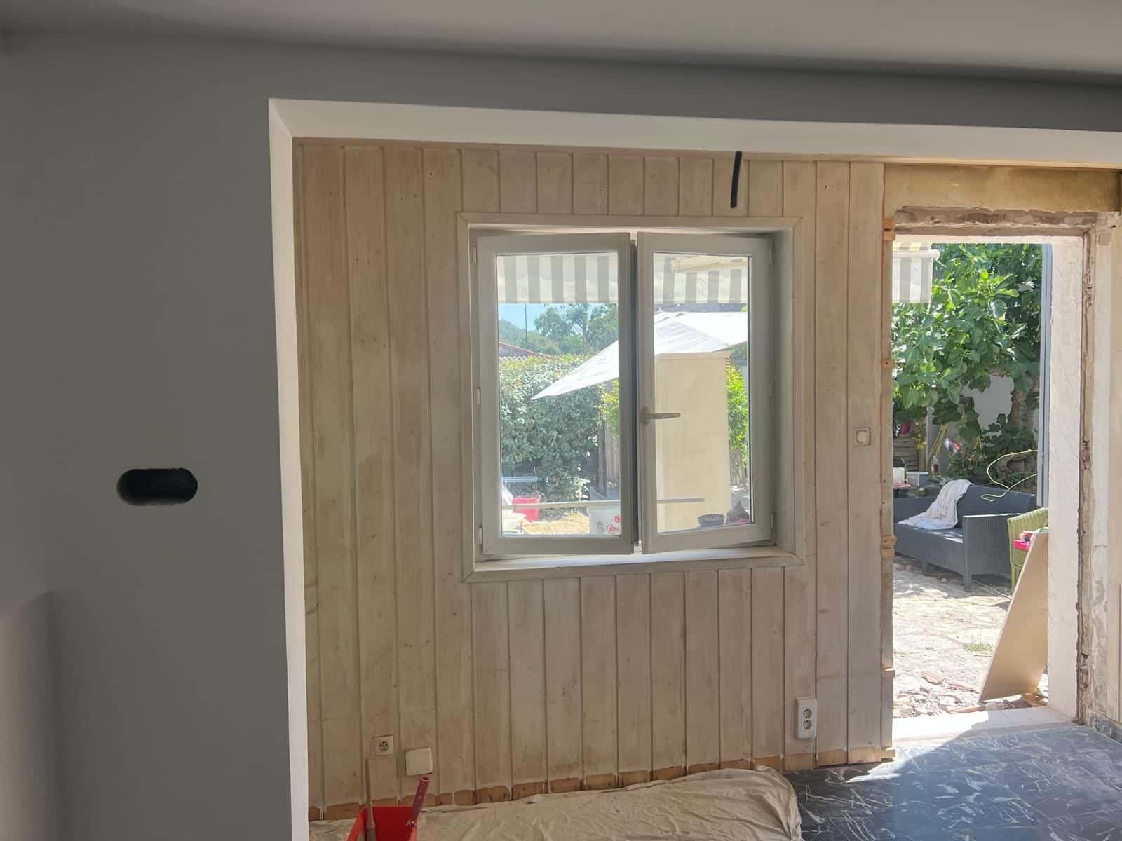 Lambris en bois brut autour d’une fenêtre