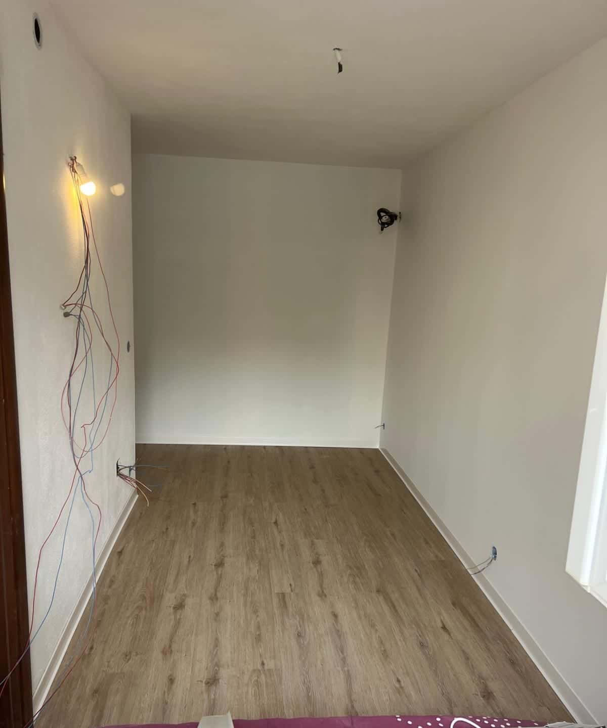 La même chambre finie avec parquet posé