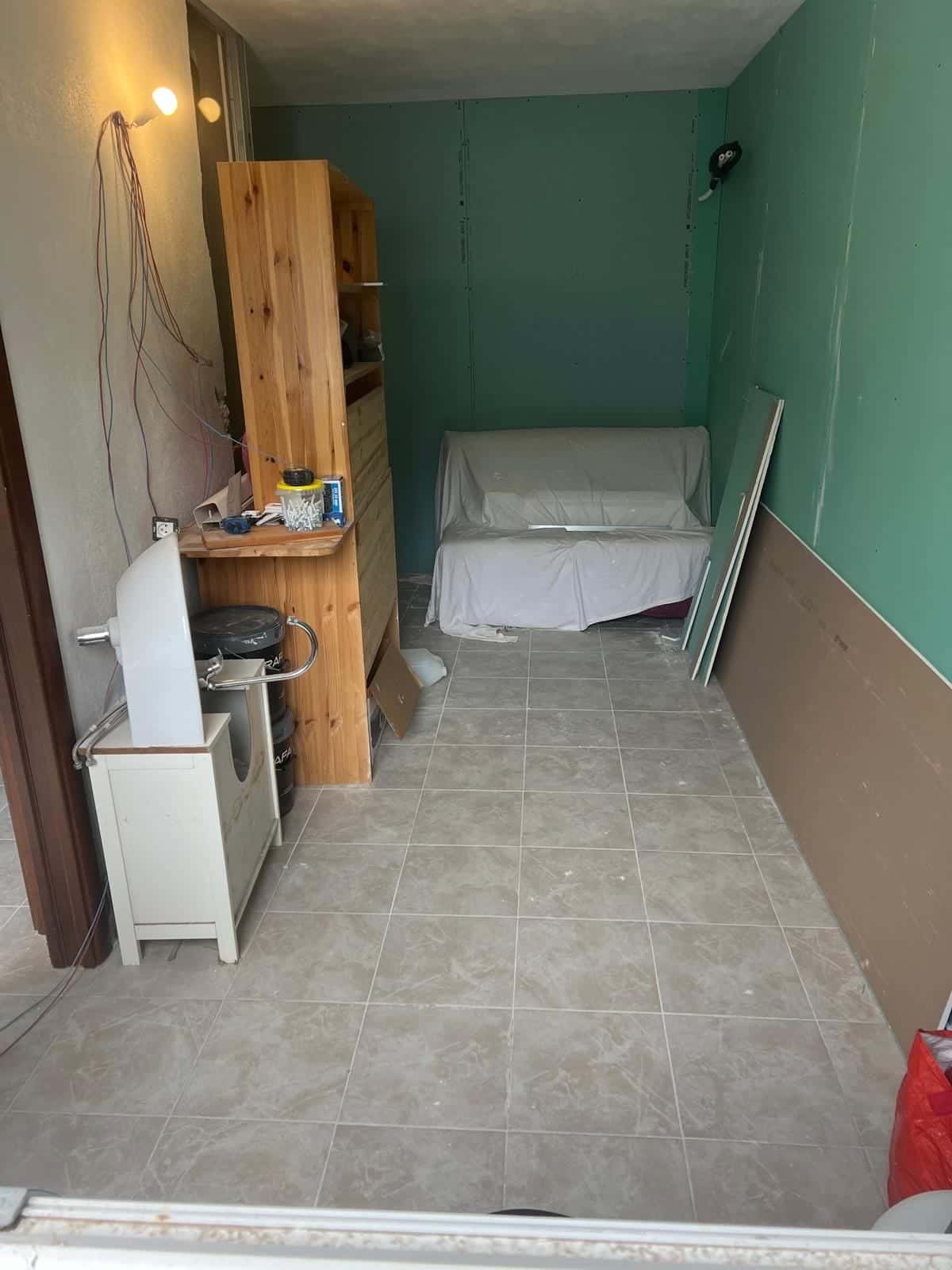Chambre en travaux, plaques de plâtre au mur
