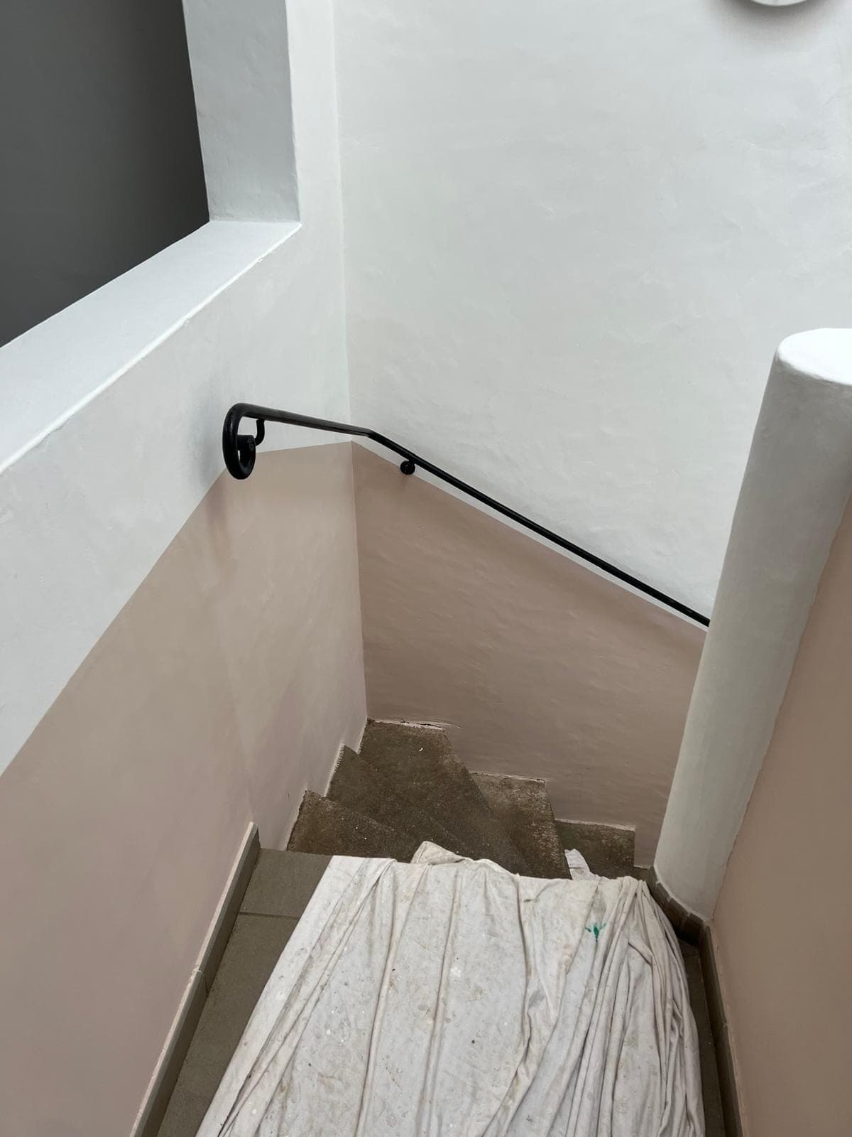 La même cage d’escalier repeinte en deux tons