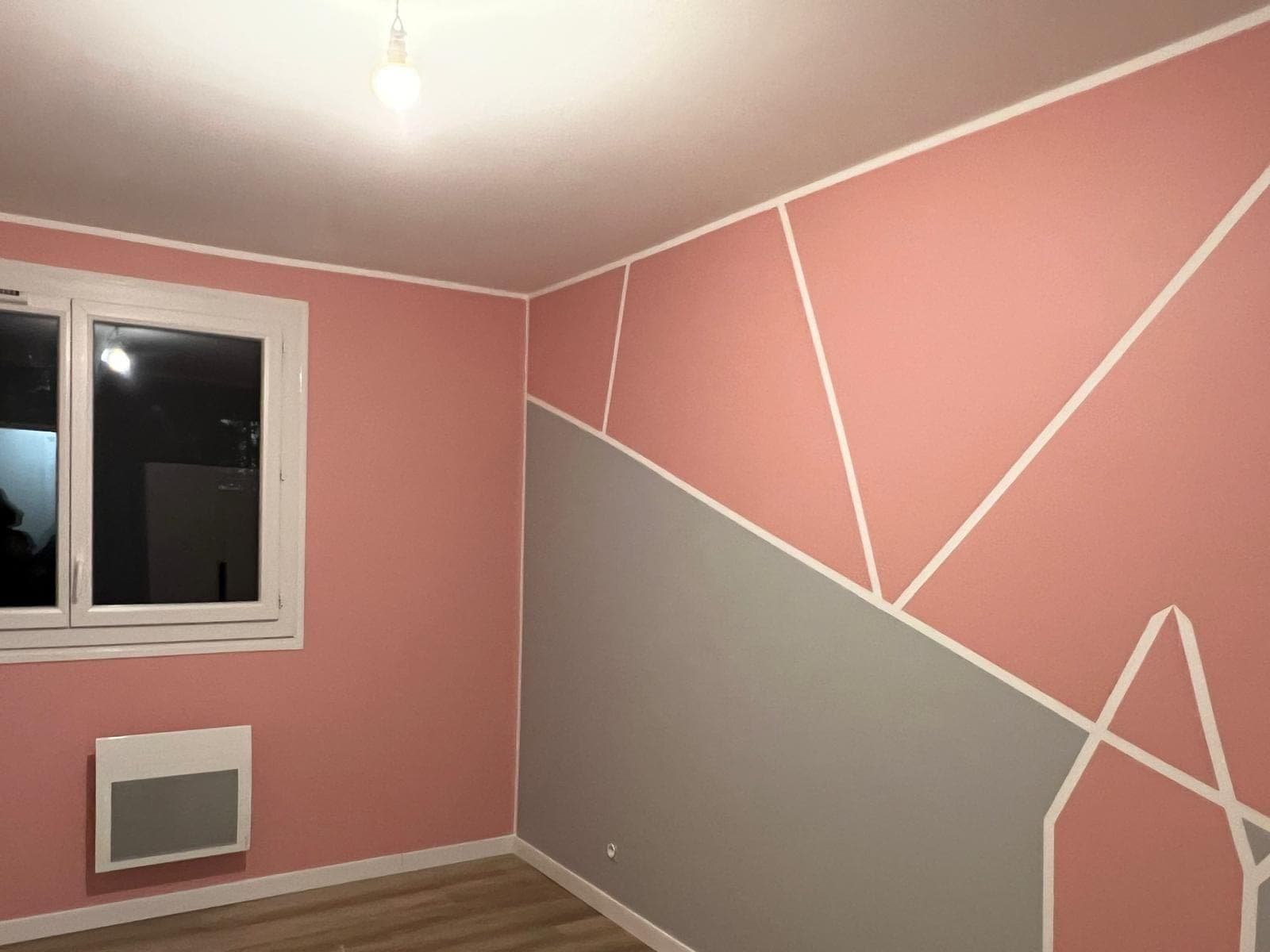 Chambre peinte en rose et gris avec motifs géométriques