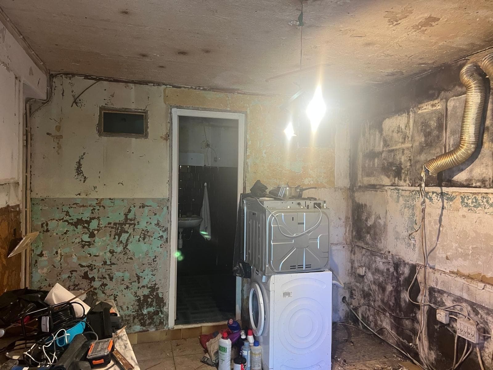 Cuisine noircie et dégradée avant travaux