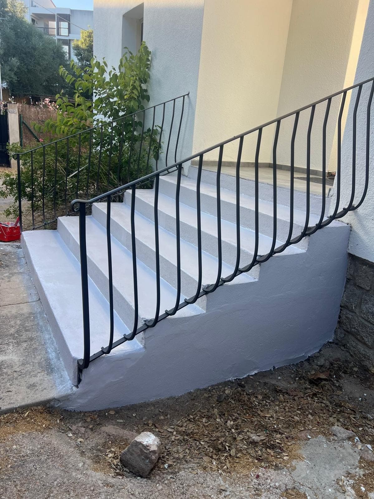 Le même escalier remis en état et peint