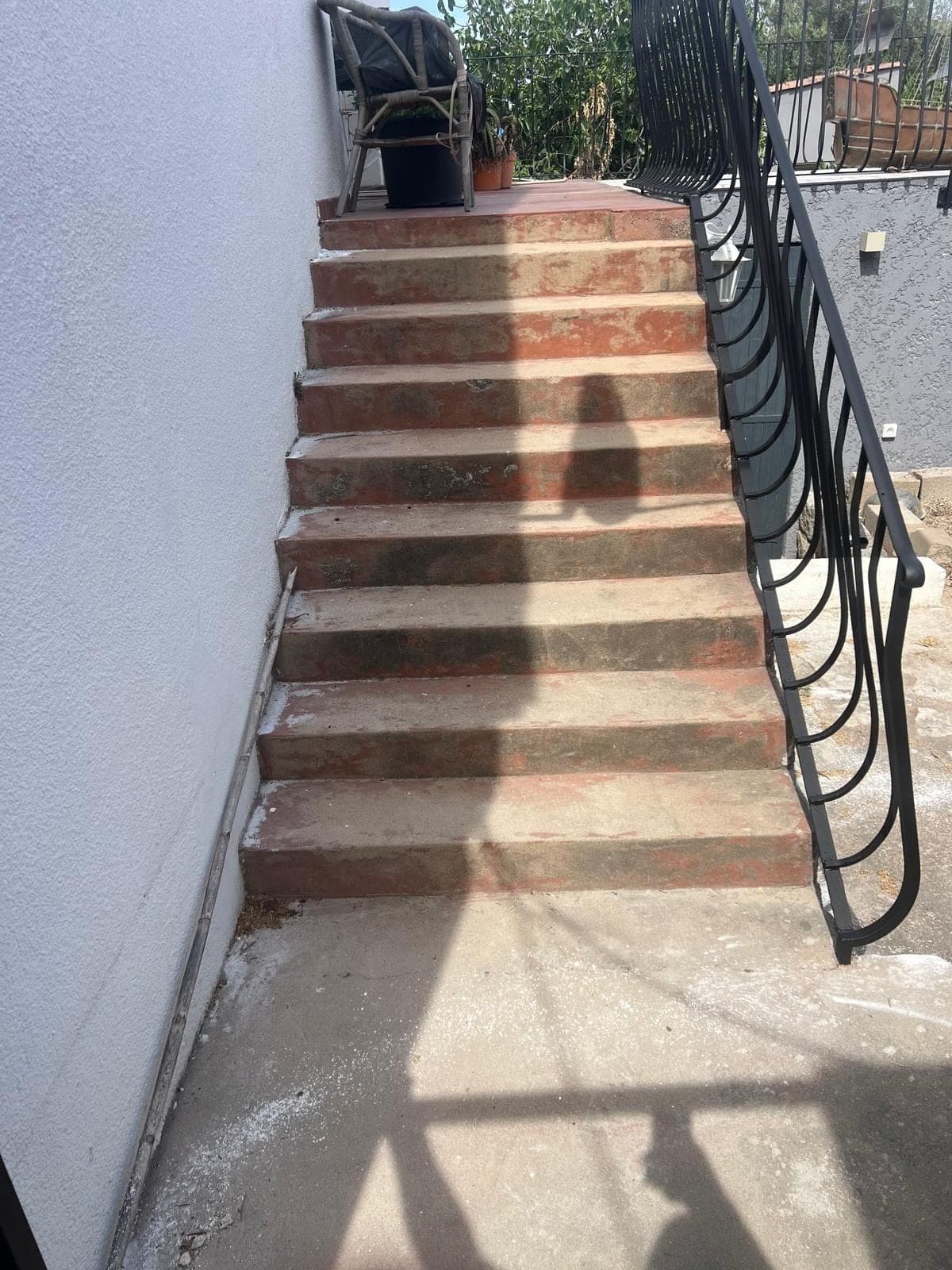Escalier extérieur en terre cuite usée