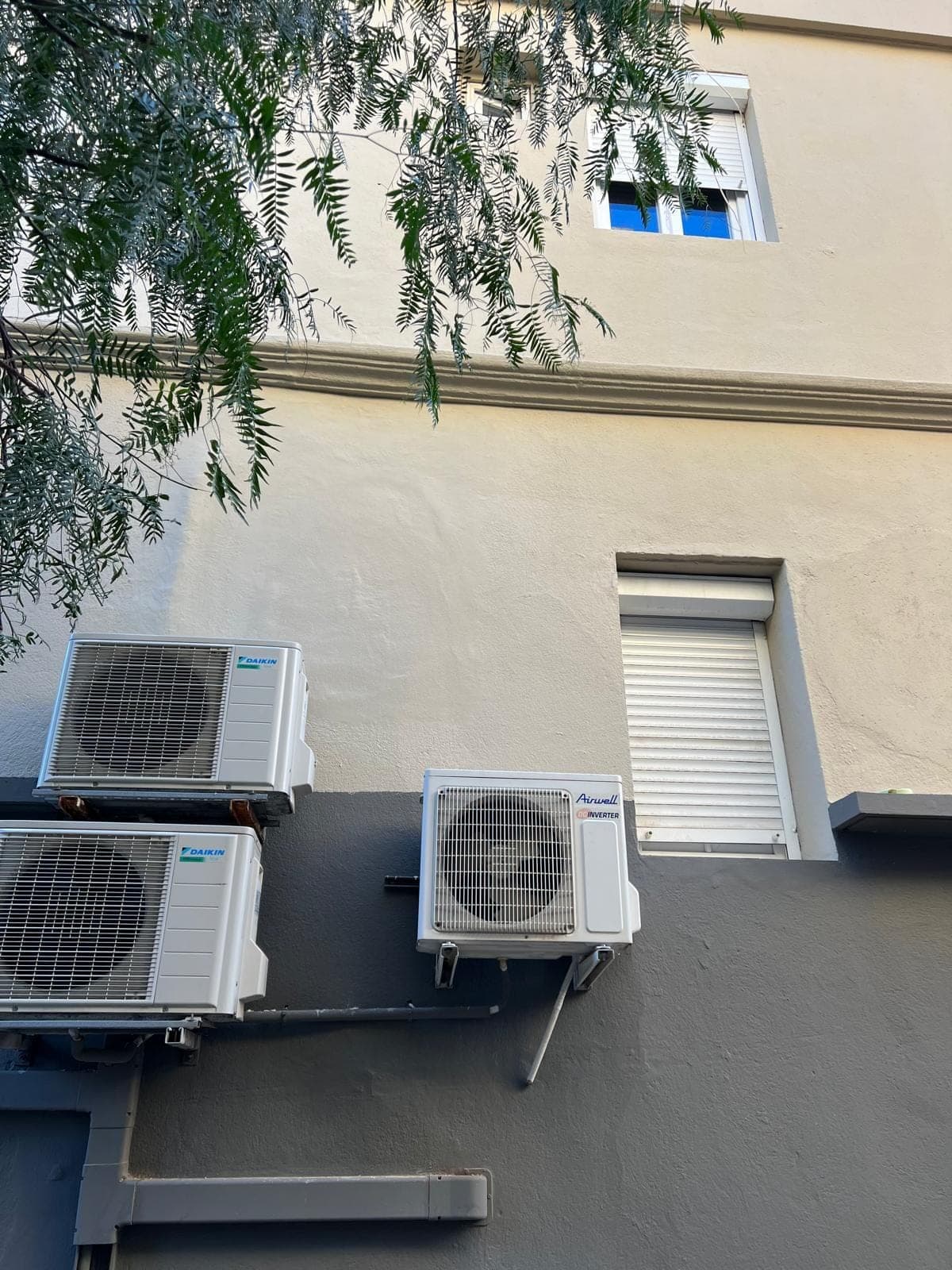 La même façade réparée et repeinte