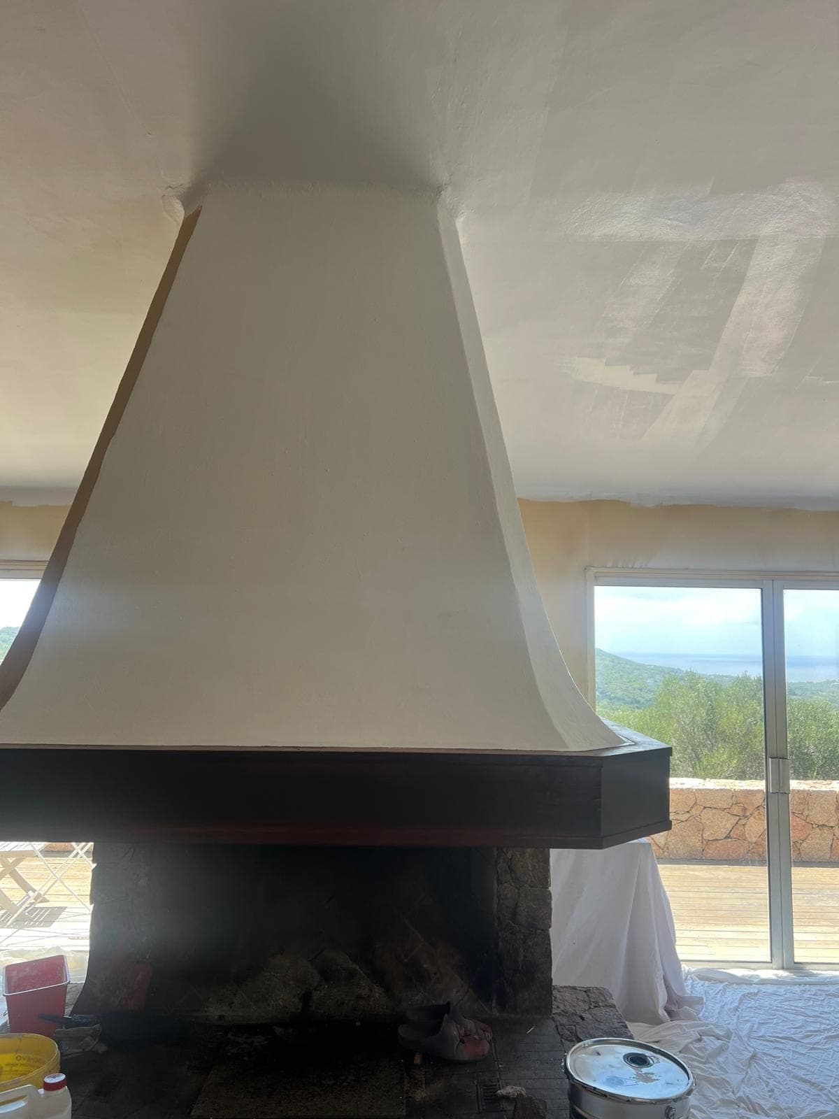 La même hotte repeinte en blanc