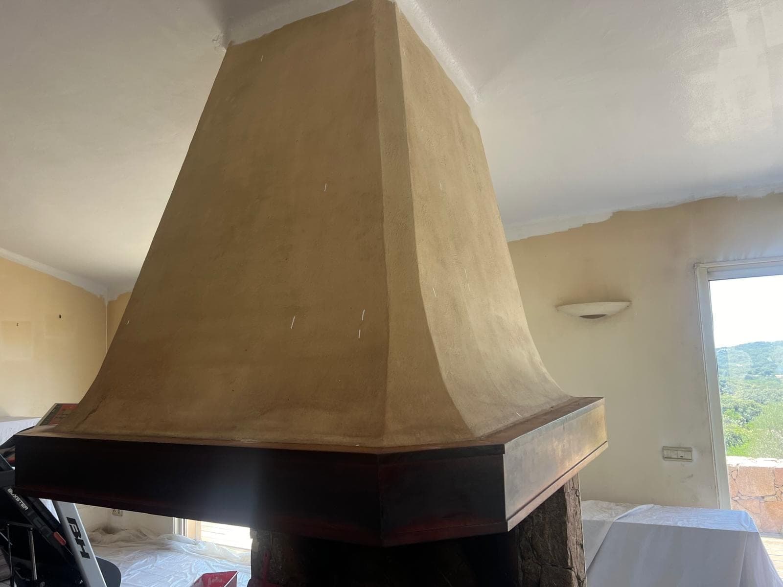 Hotte de cheminée jaunie avant peinture