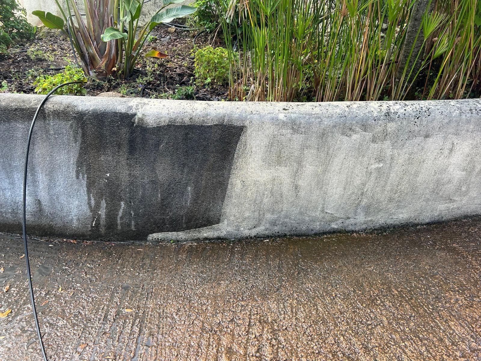 Jardinière maçonnée en cours de nettoyage