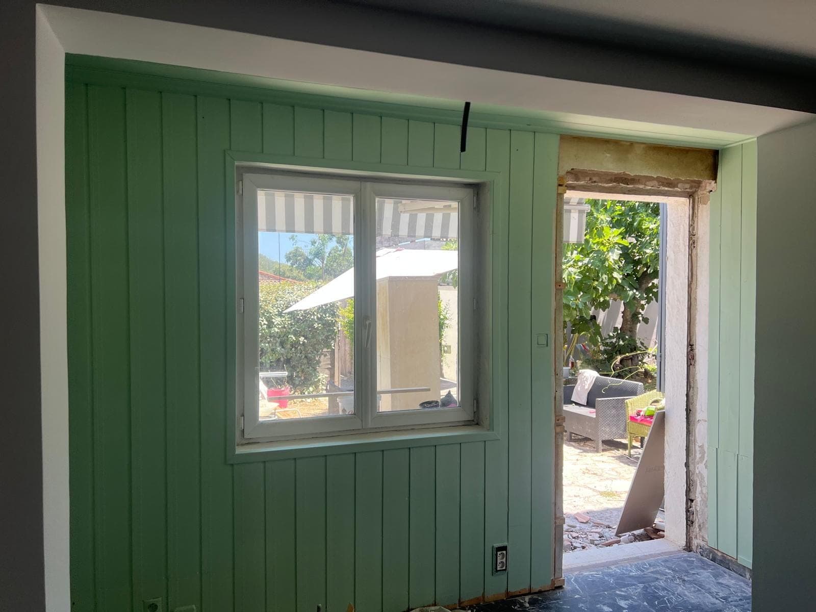 Le même lambris peint en vert