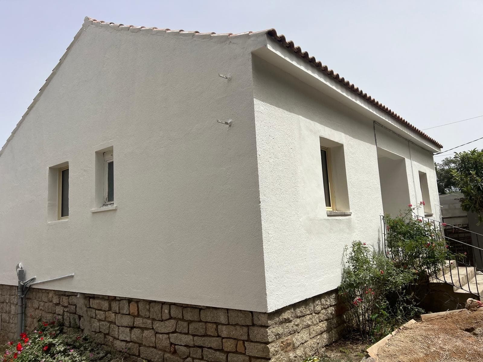 La même façade repeinte en blanc