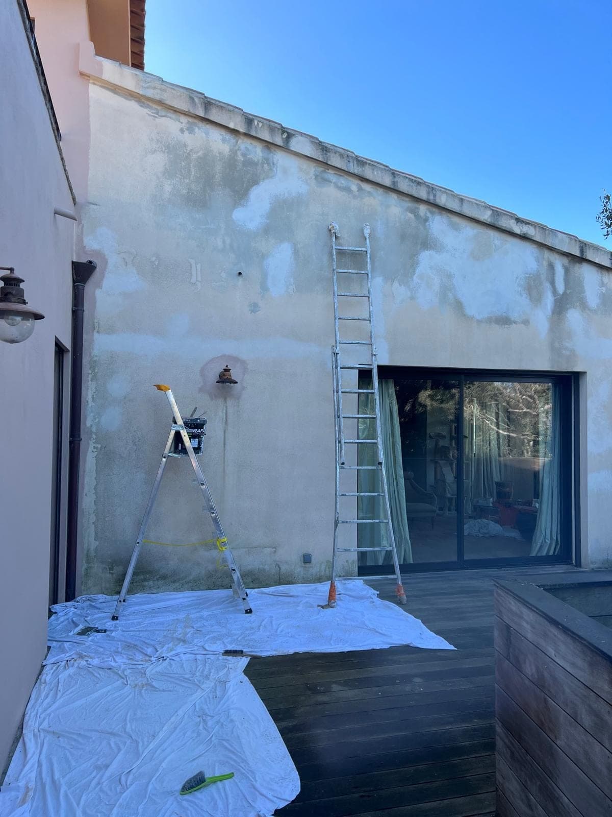 Mur de patio écaillé avant peinture
