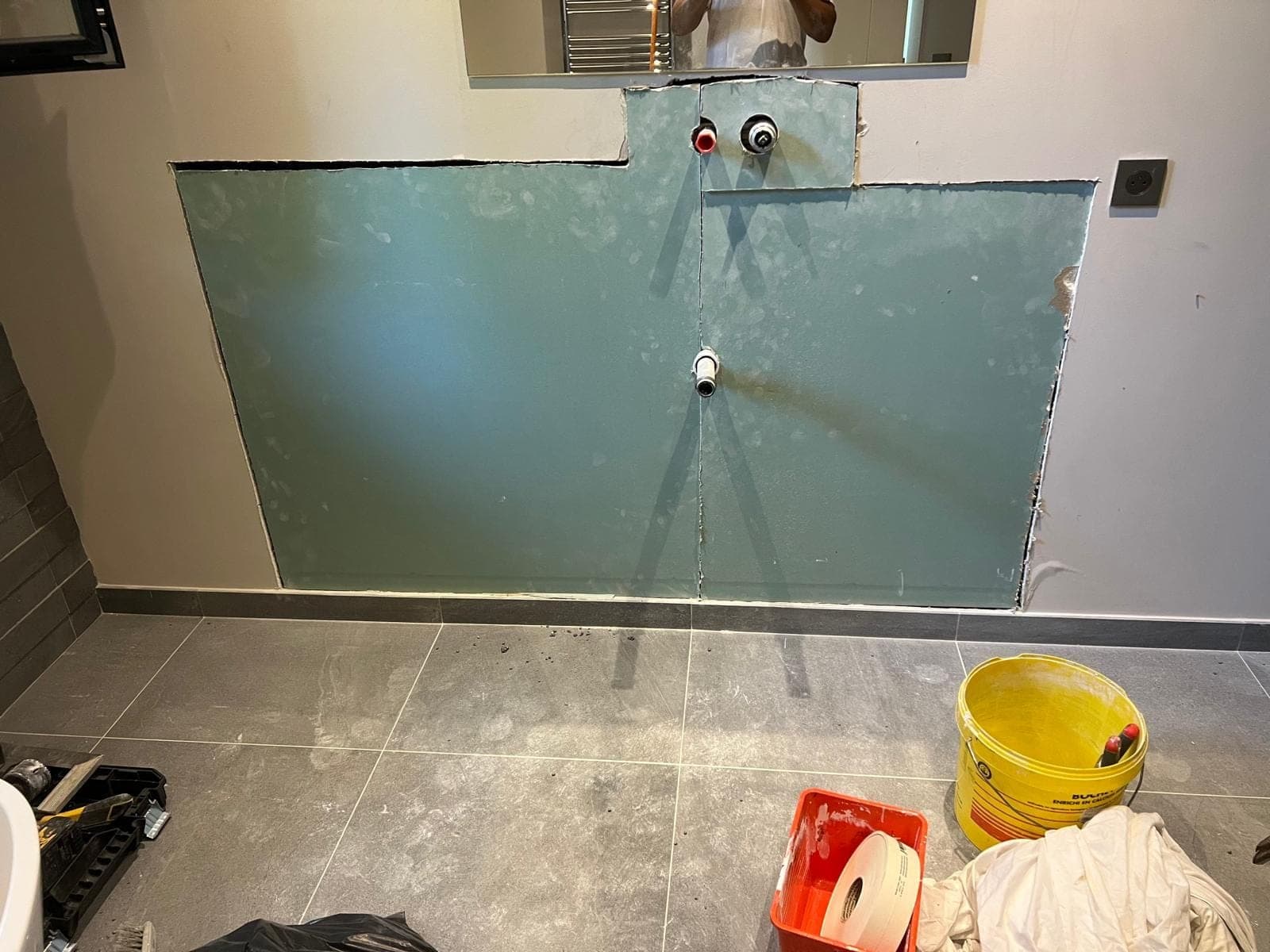 Mur de salle de bain ouvert en plaque hydrofuge