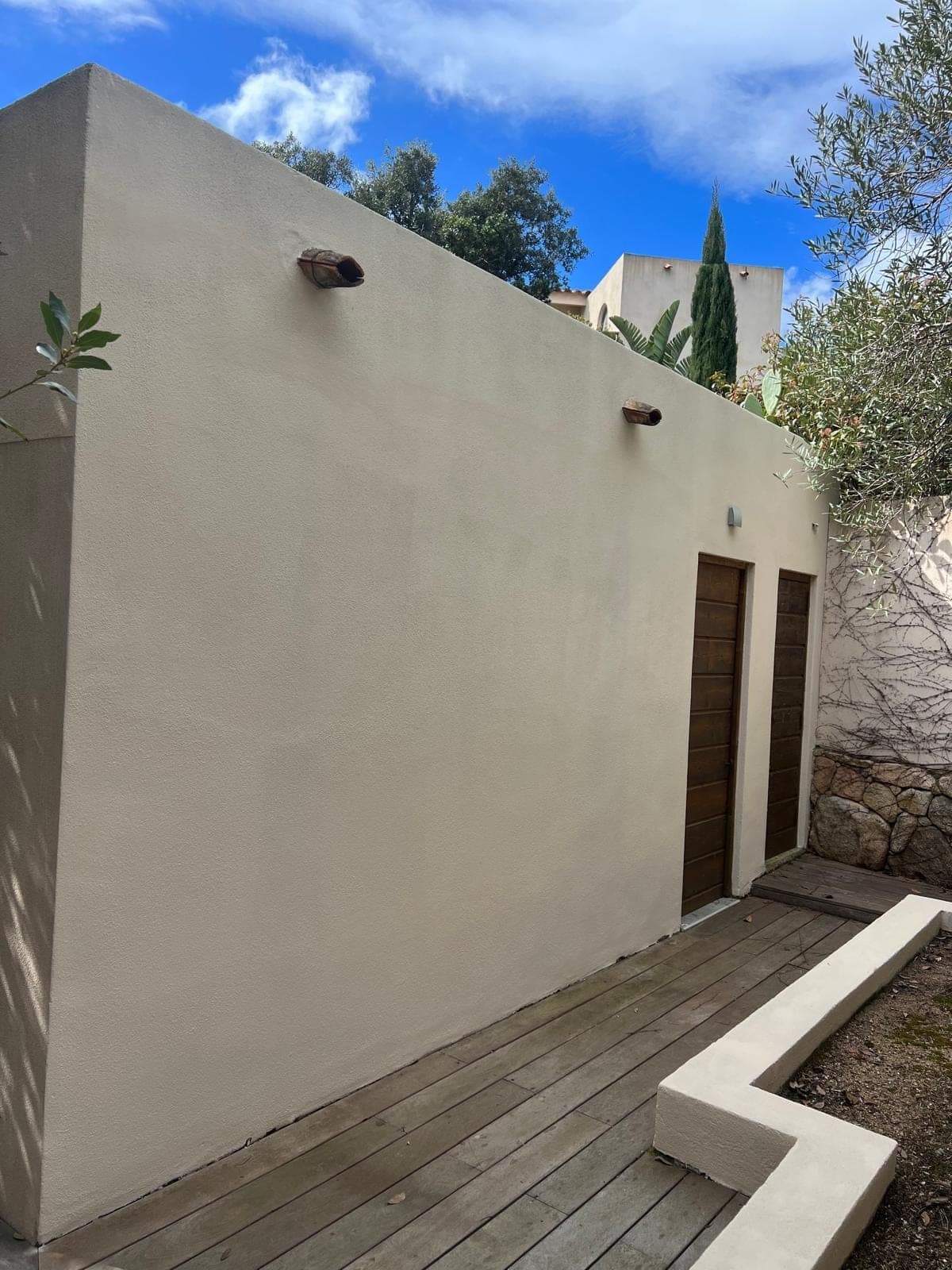 Le même mur repeint, terrasse dégagée