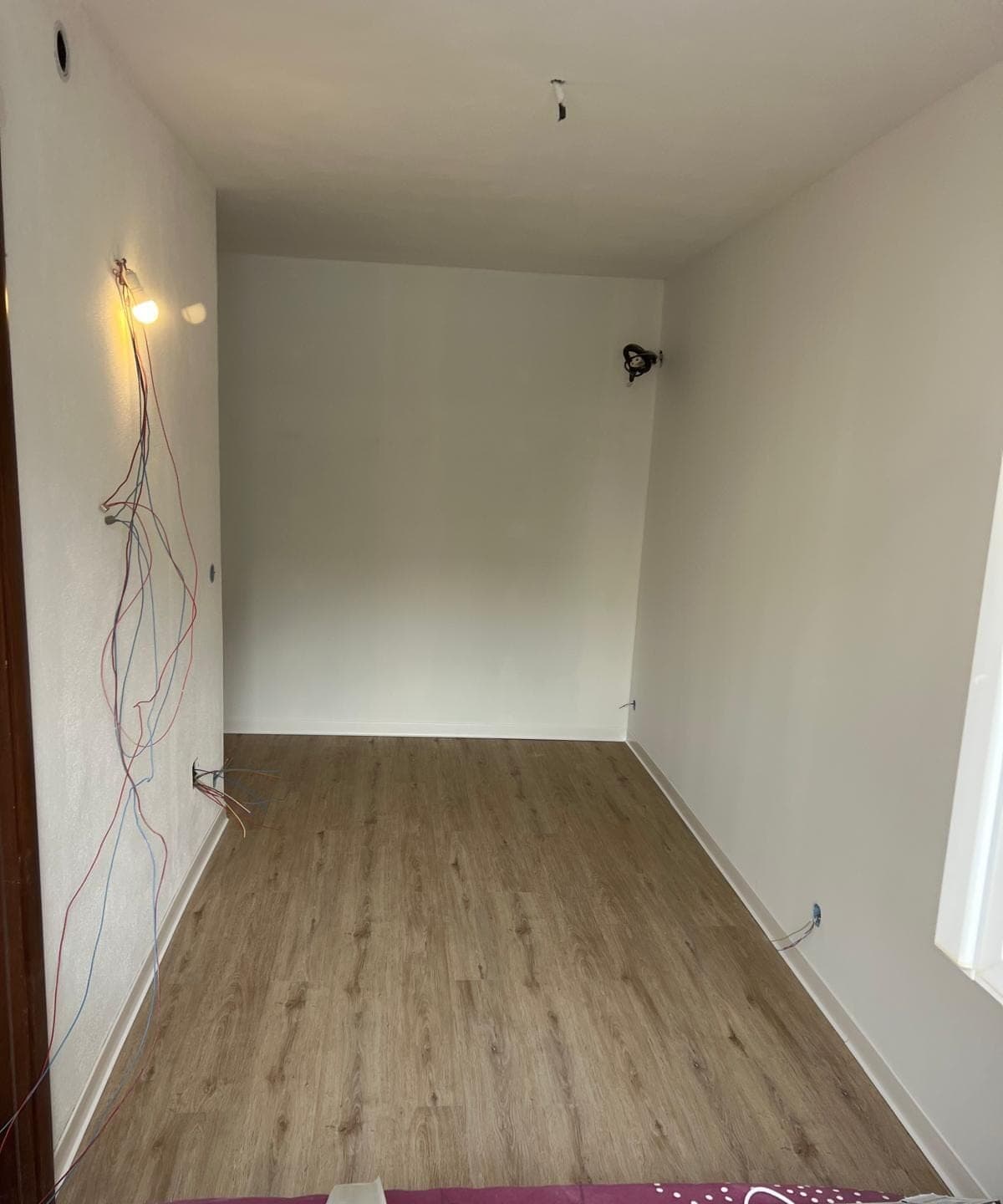 La même chambre finie avec parquet posé