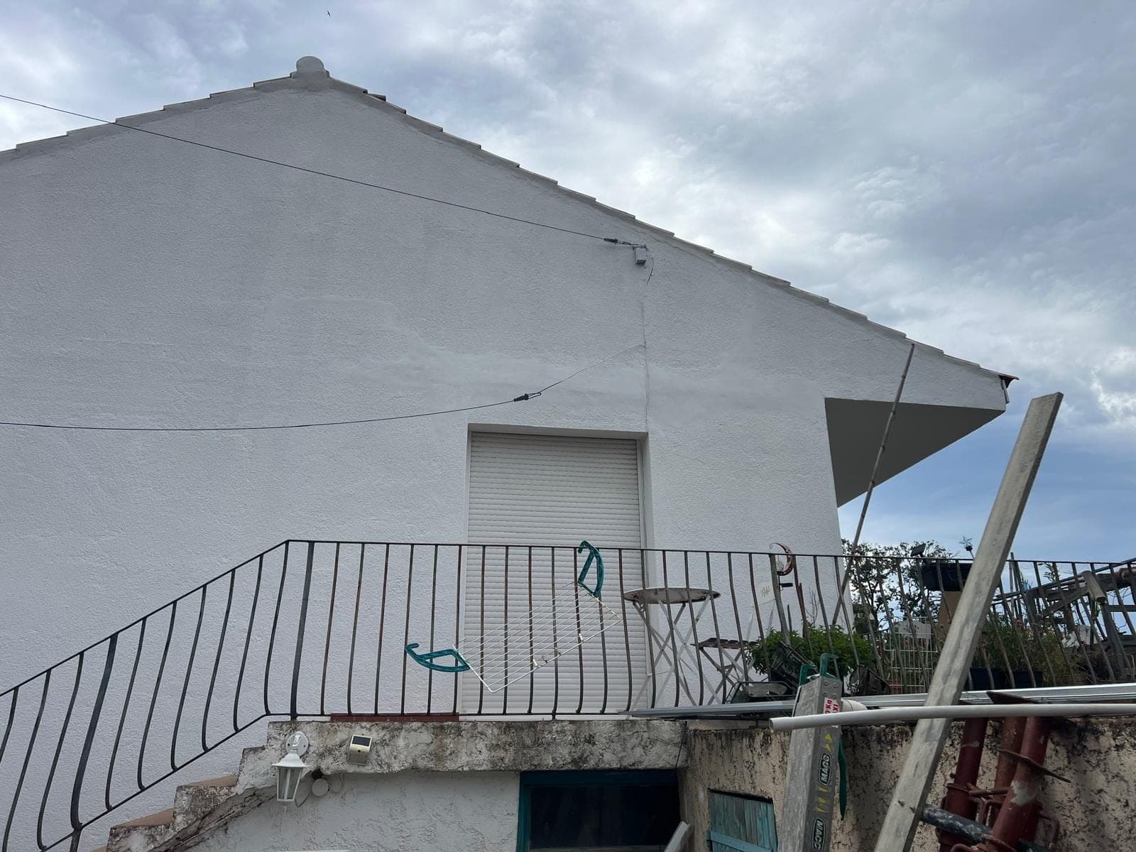Le même mur pignon repeint en blanc