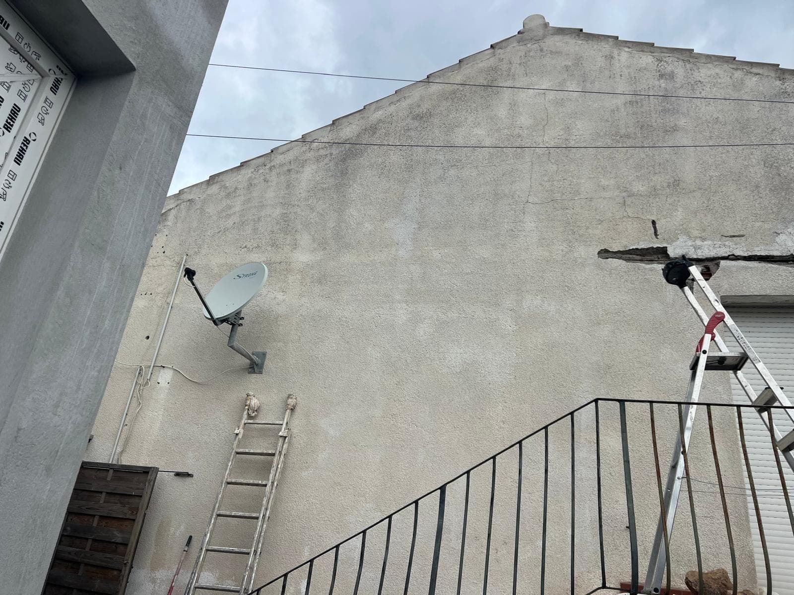 Mur pignon grisé avant travaux
