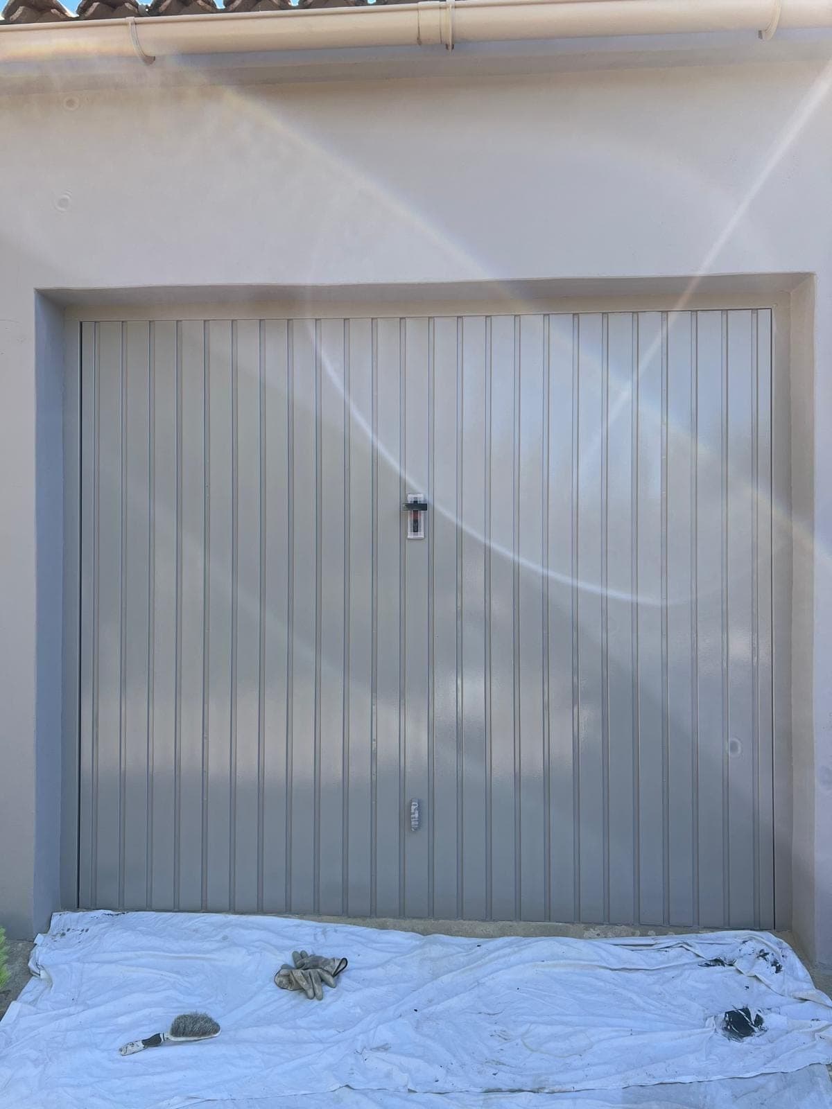 La même porte de garage entièrement repeinte