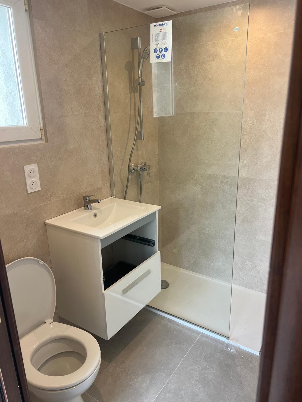 Salle d’eau rénovée avec douche à l’italienne