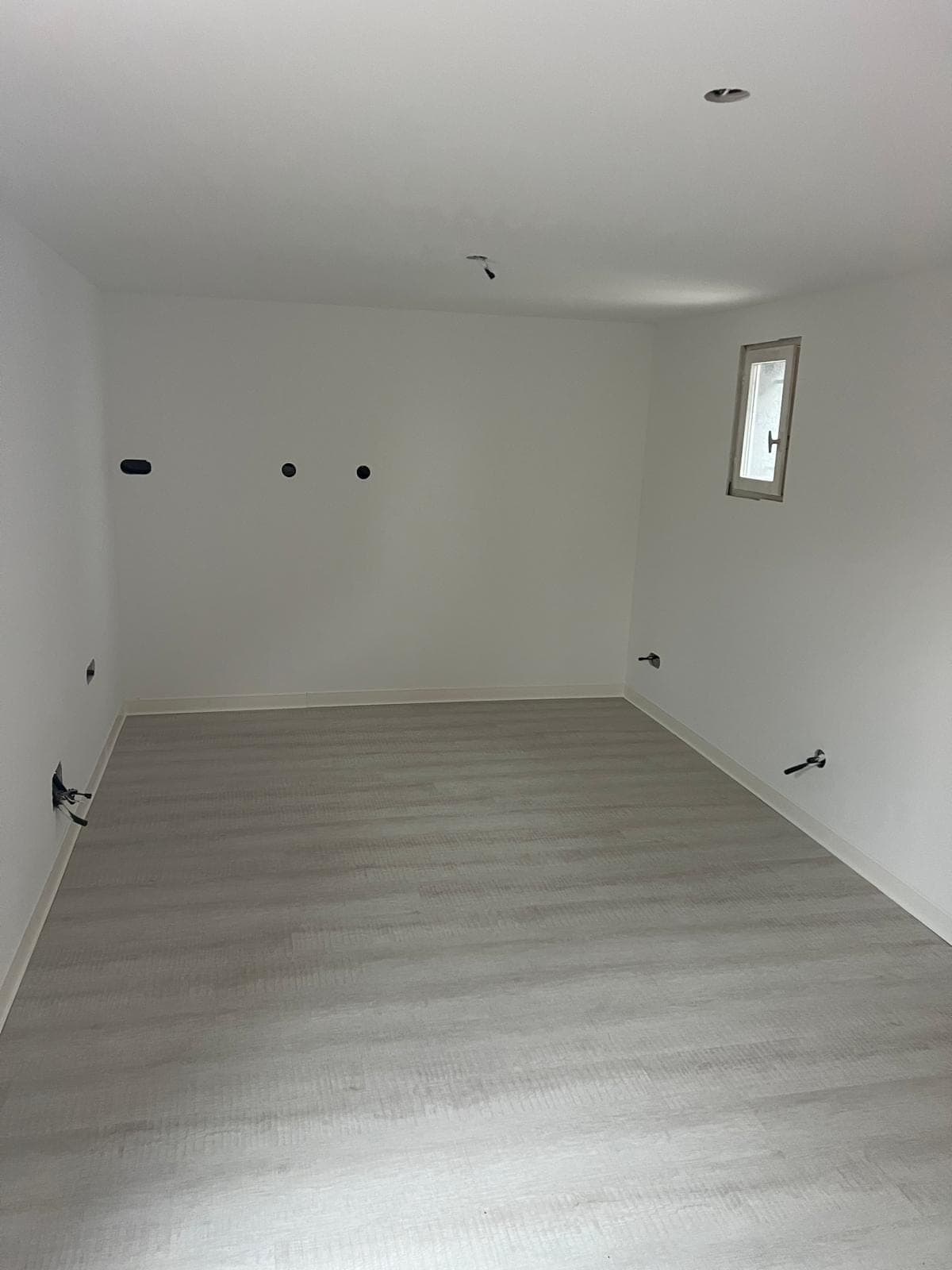 La même chambre avec un nouveau sol posé