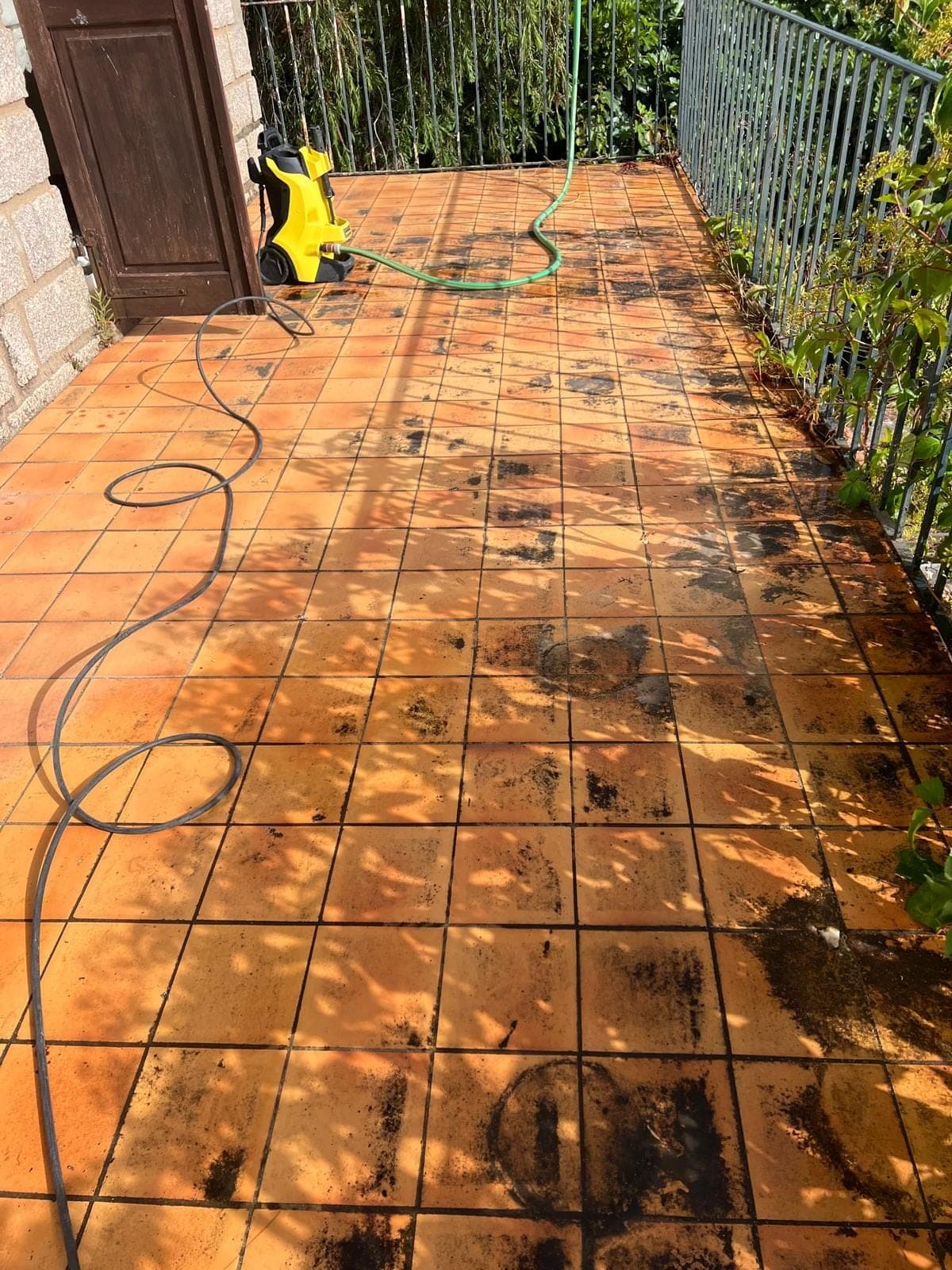 Terrasse en terre cuite tachée avant nettoyage