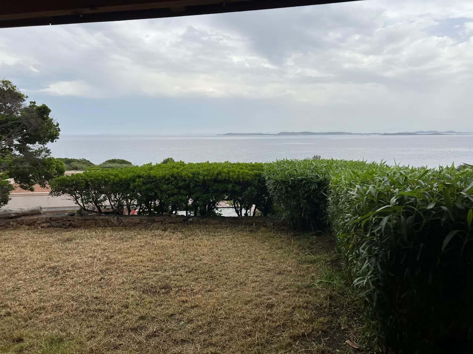 Jardin entretenu avec vue sur la mer
